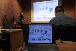 Pelatihan Data Analytics Power BI Fundamentals di kelas Brainmatics — peserta mengikuti sesi visualisasi data interaktif